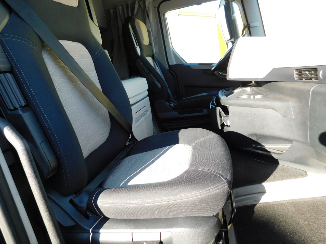 Ford F max ll 4x2 scab e6 eco 16spdamt ecotorq - Cabeza tractora: foto 5 Ford F max ll 4x2 scab e6 eco 16spdamt ecotorq - Cabeza tractora: foto 5
