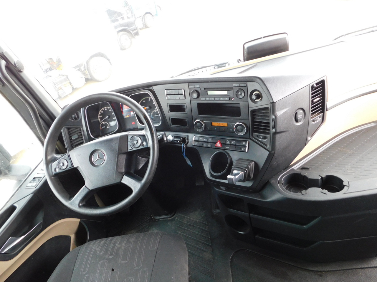 Foto del interior 1: Cabeza tractora Mercedes Actros 1842