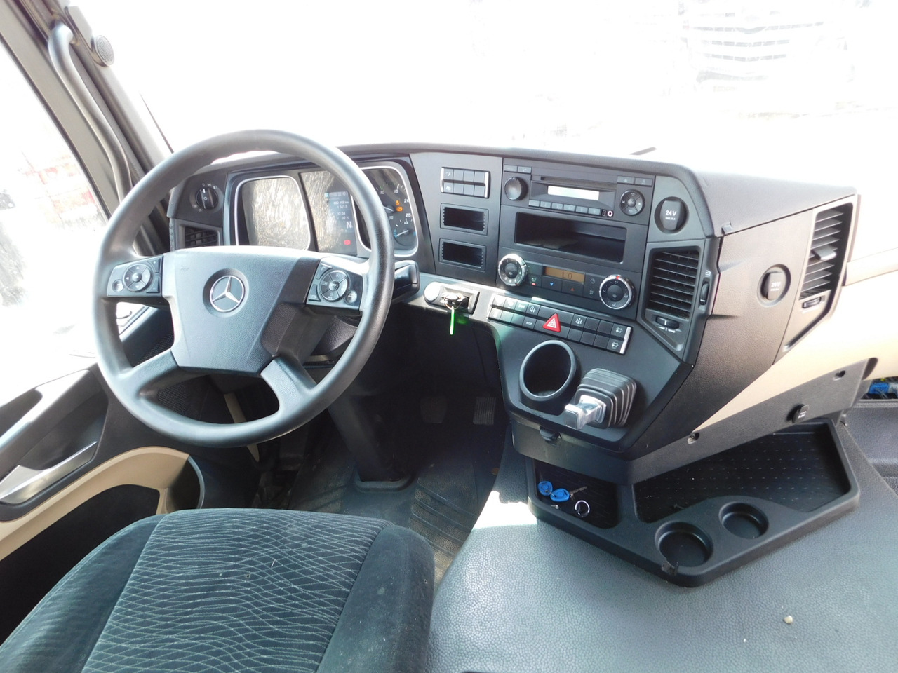 Foto del interior 1: Cabeza tractora Mercedes Actros 1845