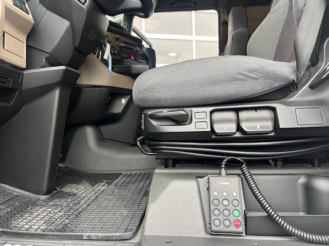 MAN TGX 18.470 4x2 BLS Euro6 Retarder Klima Luftfeder - Cabeza tractora: foto 5 MAN TGX 18.470 4x2 BLS Euro6 Retarder Klima Luftfeder - Cabeza tractora: foto 5