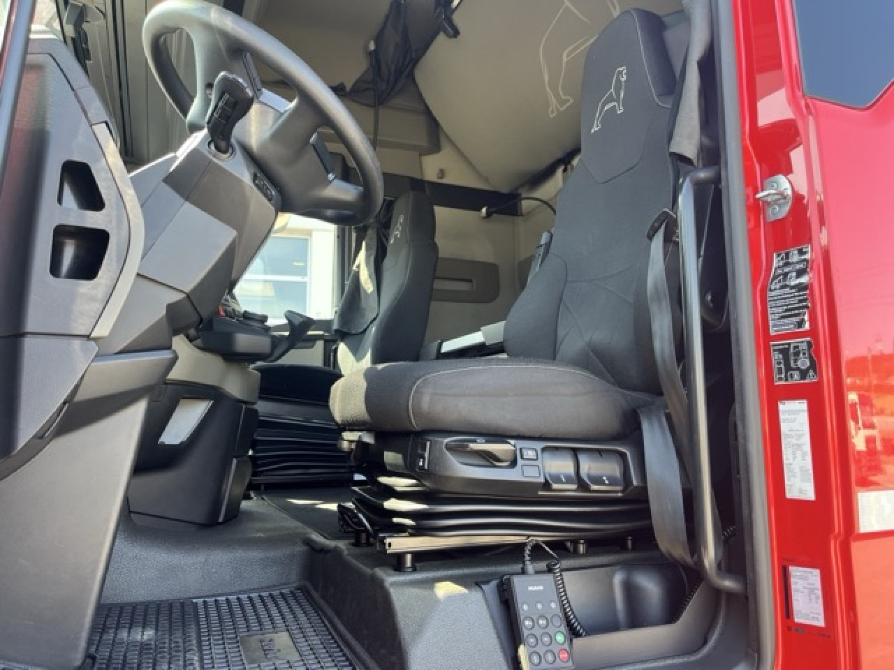 MAN TGX 26.470 6x2-4 LL - neu bereift Euro6 Intarder - Camión portacontenedore/ Intercambiable: foto 2 MAN TGX 26.470 6x2-4 LL - neu bereift Euro6 Intarder - Camión portacontenedore/ Intercambiable: foto 2