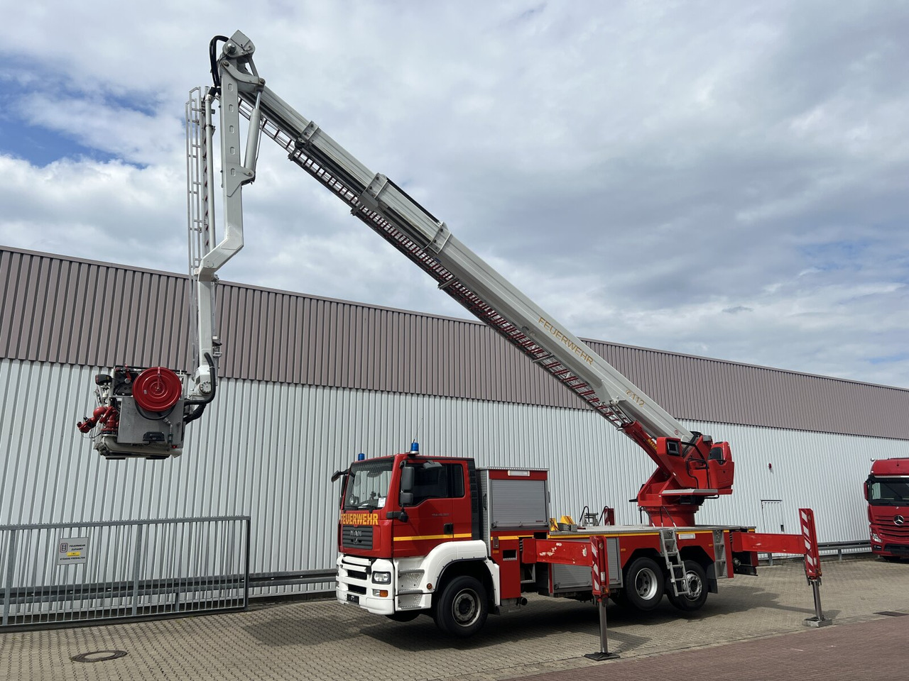 MAN TGA 26.360 6x2-2 LL, Magirus ALP 375 TGA 26.360 6x2-2 LL, Magirus ALP 375 - Ambulancia: foto 1 MAN TGA 26.360 6x2-2 LL, Magirus ALP 375 TGA 26.360 6x2-2 LL, Magirus ALP 375 - Ambulancia: foto 1
