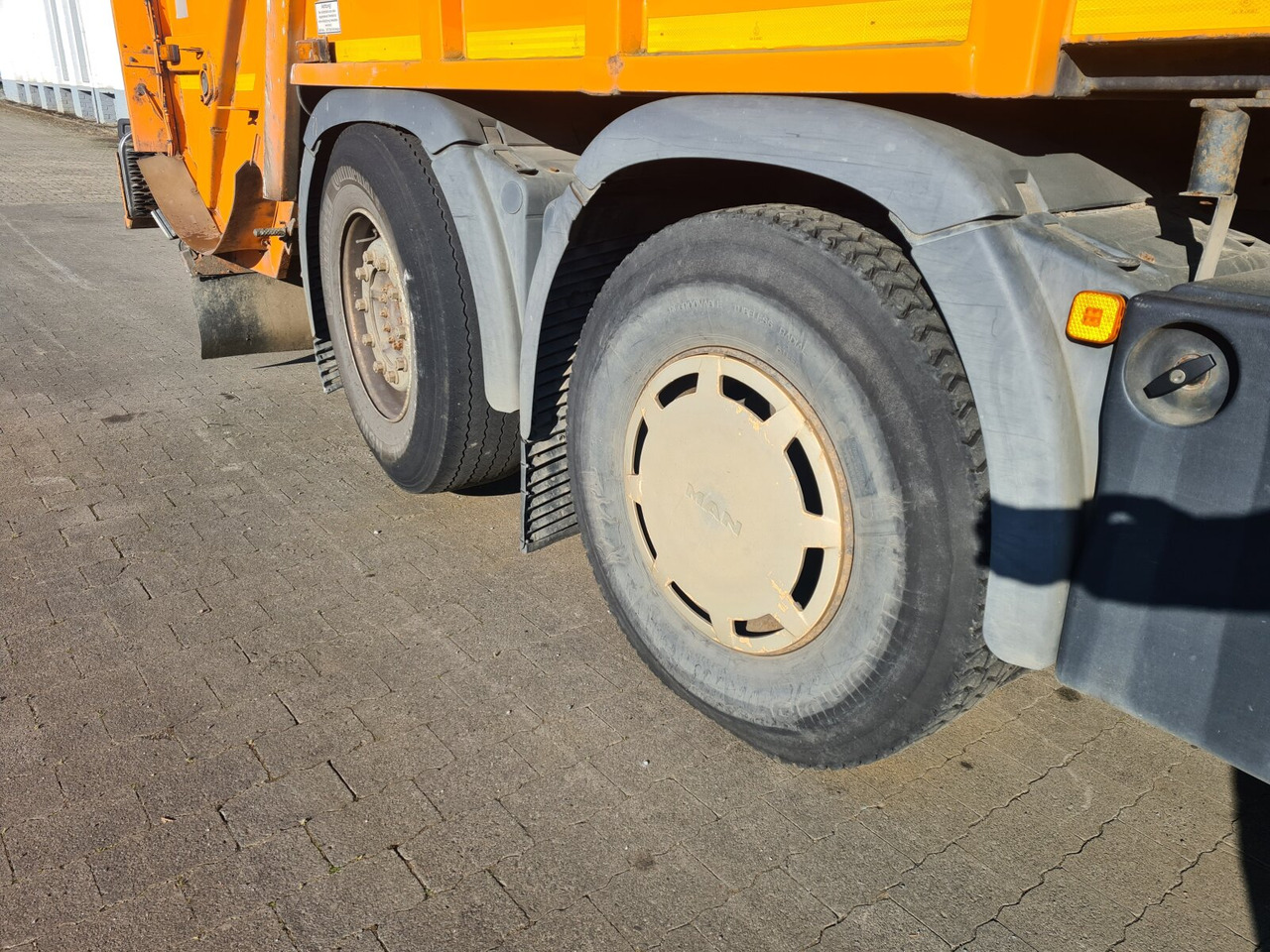 Camión de basura para transporte de basura MAN TGA 28.320 6x2-4 BL TGA 28.320 6X2-4 BL, Lenkachse, Schörling 3R20SEW, Zöller-Schüttung: foto 6