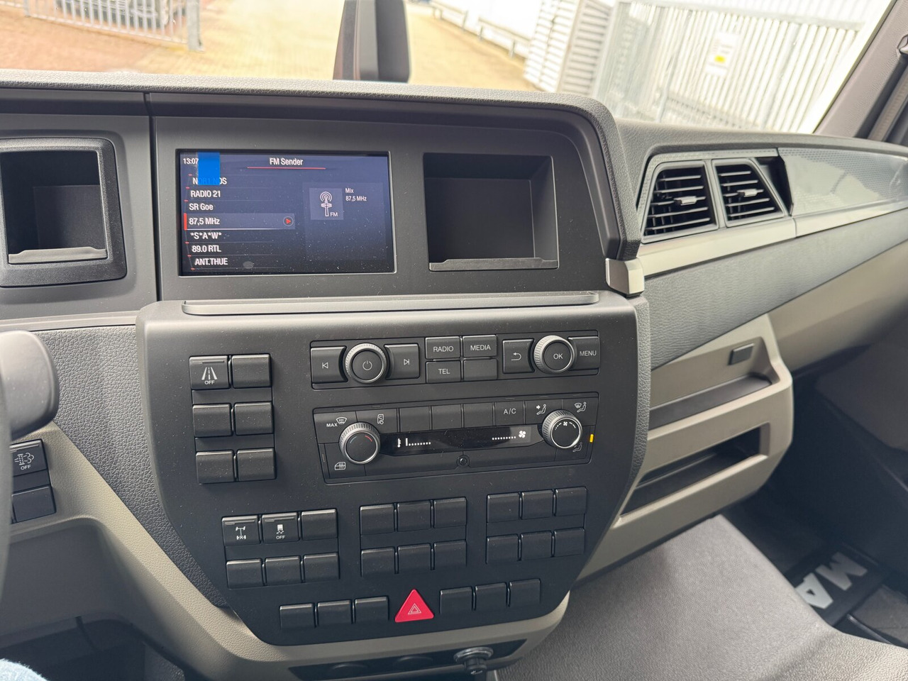 MAN TGL 8.160 4x2 BL CH TGL 8.160 4x2 BL CH, City-Abroller - Camión multibasculante: foto 4 MAN TGL 8.160 4x2 BL CH TGL 8.160 4x2 BL CH, City-Abroller - Camión multibasculante: foto 4