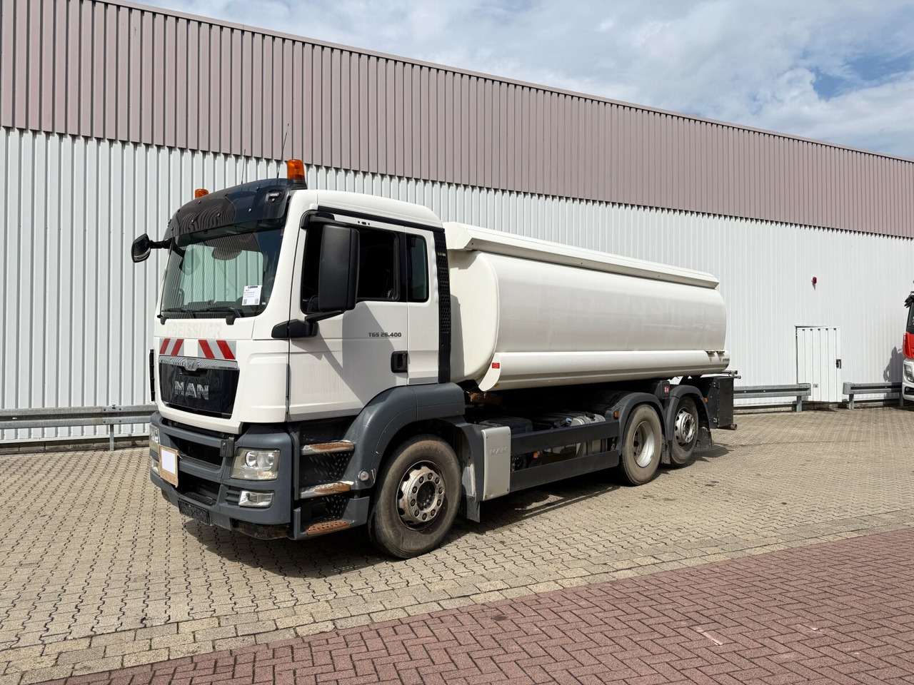 MAN TGS 26.400 6x2-4 BL TGS 26.400 6x2-4 BL, Liftachse, ADR, Esterer Tank ca. 20.030l, 3 Kammern, Funk - Camión cisterna: foto 1 MAN TGS 26.400 6x2-4 BL TGS 26.400 6x2-4 BL, Liftachse, ADR, Esterer Tank ca. 20.030l, 3 Kammern, Funk - Camión cisterna: foto 1