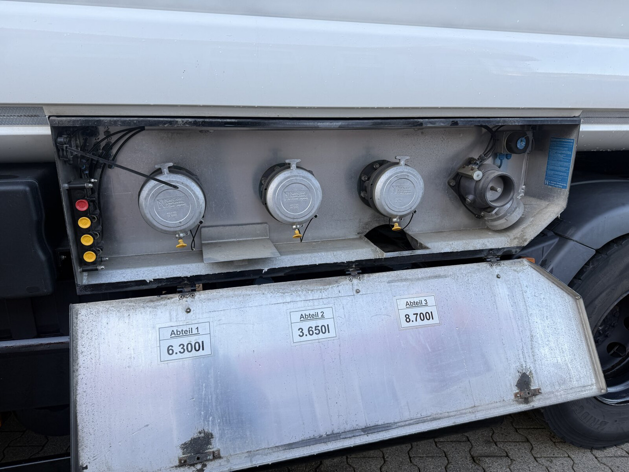 MAN TGS 26.440 6x2-4 BL TGS 26.440 6x2-4 BL, Lenk-/Liftachse, ADR, Esterer Tank ca. 20.340l, 3 Kammern - Camión cisterna: foto 2 MAN TGS 26.440 6x2-4 BL TGS 26.440 6x2-4 BL, Lenk-/Liftachse, ADR, Esterer Tank ca. 20.340l, 3 Kammern - Camión cisterna: foto 2