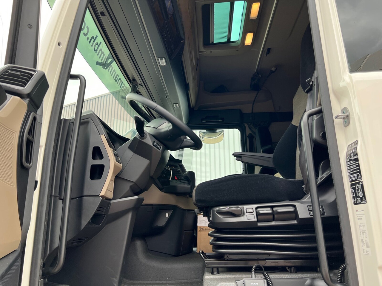 Foto del interior 2: Leasing para MAN TGX 26.510 6x2-4 LL CH TGX 26.510 6x2-4 LL, Kran Hiab X-HiPro 548 E-8, Lenk-/Liftachse, TwistLock 20Fuß, Funk, Retarder MAN TGX 26.510 6x2-4 LL CH TGX 26.510 6x2-4 LL, Kran Hiab X-HiPro 548 E-8, Lenk-/Liftachse, TwistLock 20Fuß, Funk, Retarder