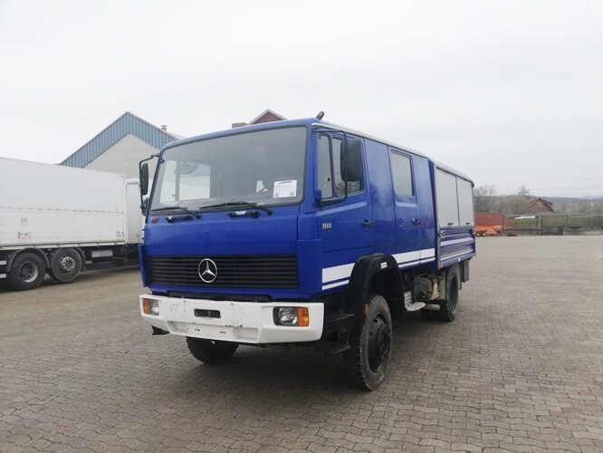 Mercedes-Benz 917 AF 4x4 Doka 917 AF 4x4 Doka - Camión caja cerrada: foto 1 Mercedes-Benz 917 AF 4x4 Doka 917 AF 4x4 Doka - Camión caja cerrada: foto 1