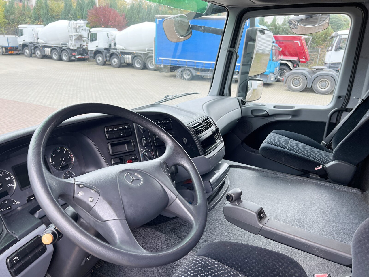 Mercedes-Benz Actros 2532 L 6x2 Actros 2532 L 6x2, Liftachse, LBW Dhollandia - Camión caja cerrada: foto 2 Mercedes-Benz Actros 2532 L 6x2 Actros 2532 L 6x2, Liftachse, LBW Dhollandia - Camión caja cerrada: foto 2
