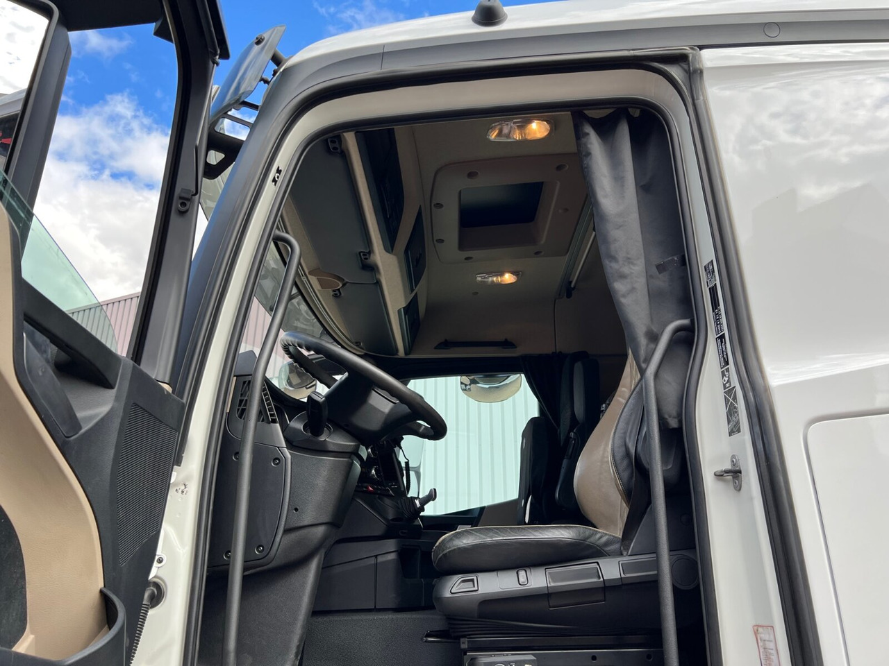 Mercedes-Benz Actros 3551 L 8x2/4 Actros 3551 L 8x2/4, Vorlauflenkachse, Doppelbereifte Nachlaufliftachse - Camión chasis: foto 2 Mercedes-Benz Actros 3551 L 8x2/4 Actros 3551 L 8x2/4, Vorlauflenkachse, Doppelbereifte Nachlaufliftachse - Camión chasis: foto 2