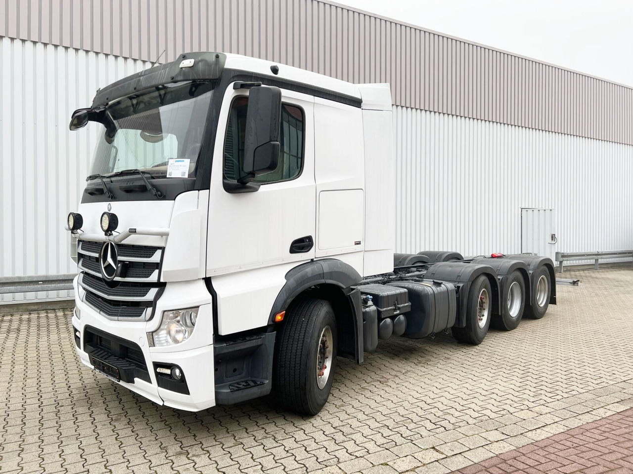 Mercedes-Benz Actros 3551 L 8x2/4 Actros 3551 L 8x2/4, Vorlauflenkachse, Doppelbereifte Nachlaufliftachse - Camión chasis: foto 1 Mercedes-Benz Actros 3551 L 8x2/4 Actros 3551 L 8x2/4, Vorlauflenkachse, Doppelbereifte Nachlaufliftachse - Camión chasis: foto 1