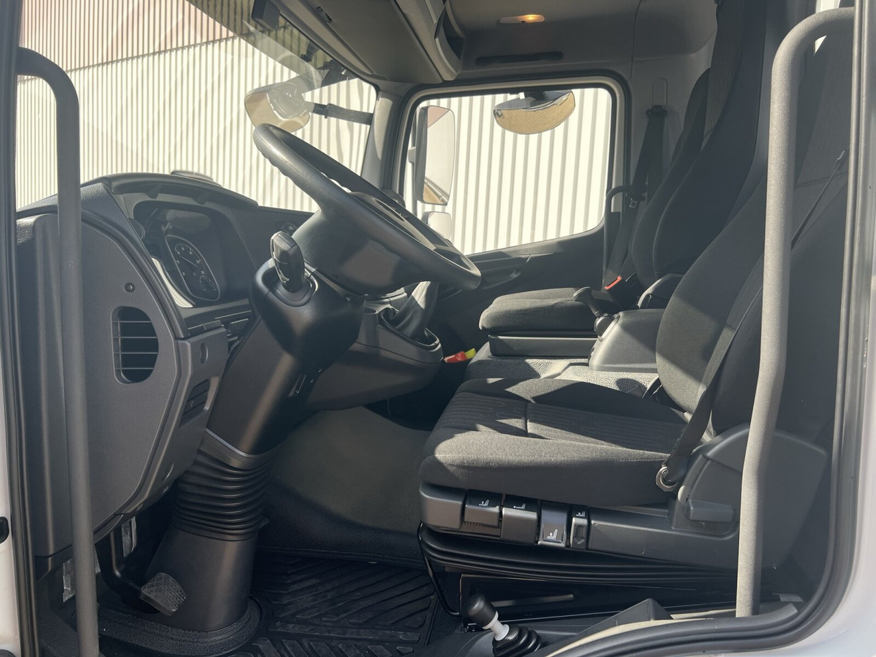 Mercedes-Benz Atego 818 K 4x2 Atego 818 K 4x2, 2x AHK, Meiller-Kipper, mehrfach Vorhanden! - Camión chasis: foto 4 Mercedes-Benz Atego 818 K 4x2 Atego 818 K 4x2, 2x AHK, Meiller-Kipper, mehrfach Vorhanden! - Camión chasis: foto 4
