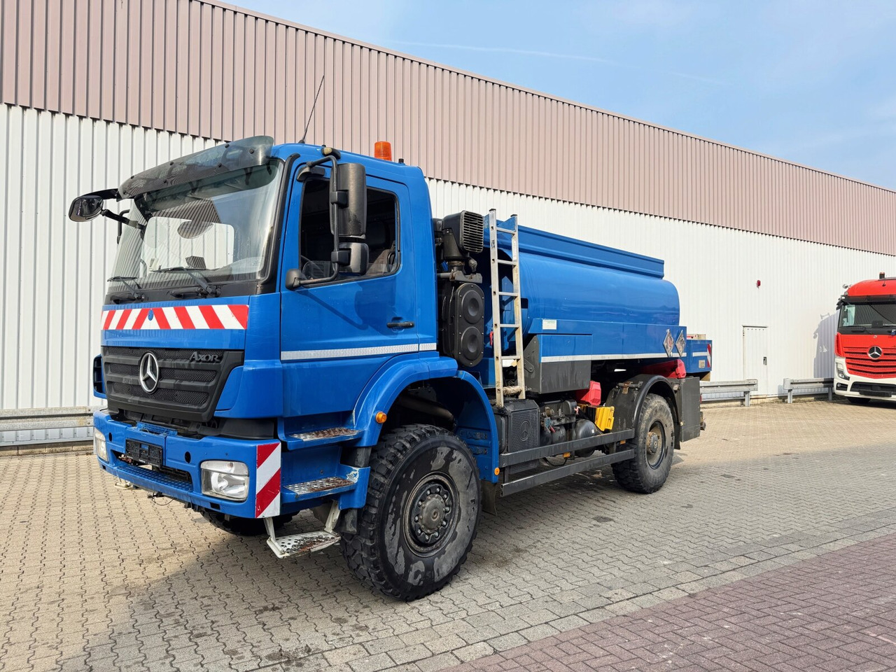 Mercedes-Benz Axor 1829 A 4x4 Axor 1829 A 4x4, Willig Tank ca. 8500l, 2 Kammern - Camión cisterna: foto 1 Mercedes-Benz Axor 1829 A 4x4 Axor 1829 A 4x4, Willig Tank ca. 8500l, 2 Kammern - Camión cisterna: foto 1