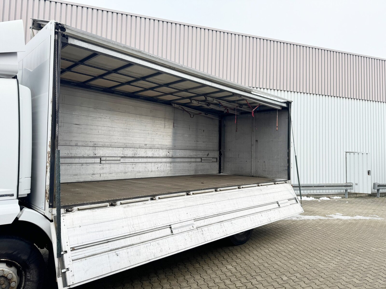 Camión caja cerrada Mercedes-Benz Axor 1833 L 4x2 Axor 1833 L 4x2, Getränkekoffer: foto 12