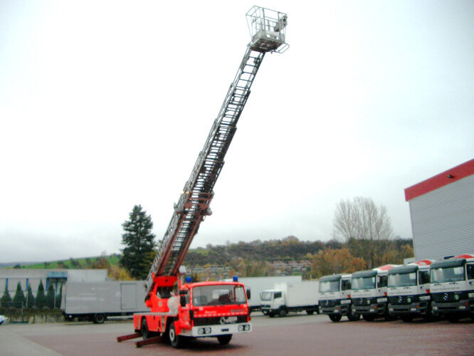 Renault G F231 4x2 - Camión de bomberos: foto 1 Renault G F231 4x2 - Camión de bomberos: foto 1