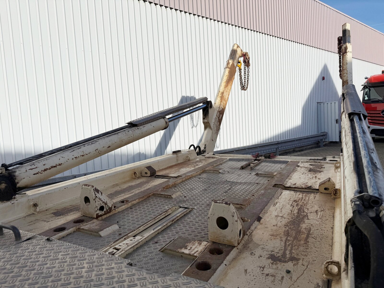 Scania P 320 6x2-4 P 320 6x2-4, Lenk-/Liftachse, Tele-Absetzanlage, Funk - Camión portacontenedor de cadenas: foto 2 Scania P 320 6x2-4 P 320 6x2-4, Lenk-/Liftachse, Tele-Absetzanlage, Funk - Camión portacontenedor de cadenas: foto 2