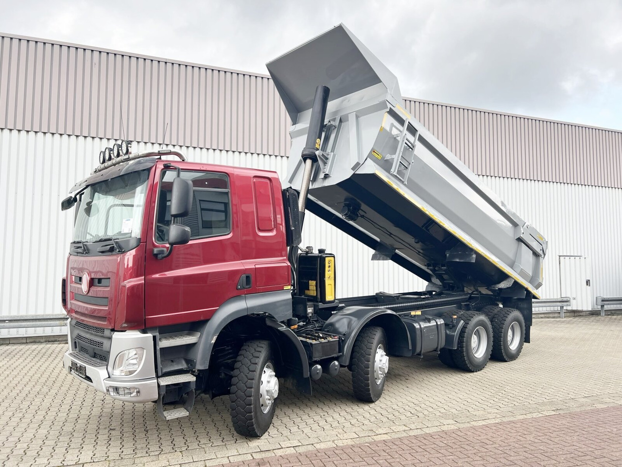 Tatra Phoenix 8x8 Phoenix 8x8, Stahlmulde ca. 22m³, hydr. Heckklappe - Dúmper: foto 1 Tatra Phoenix 8x8 Phoenix 8x8, Stahlmulde ca. 22m³, hydr. Heckklappe - Dúmper: foto 1