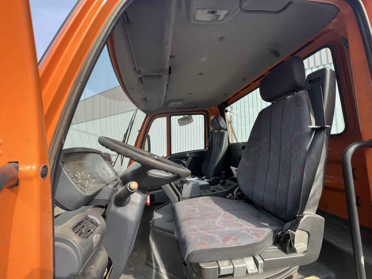 Foto del interior 2: Camión volquete, Vehículo municipal Unimog U 300 4x4 U 300 4x4, Kipper, Kommunalhydraulik, VarioPilot, Zapfwelle