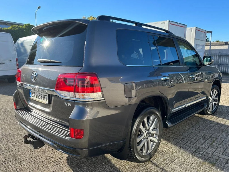 Toyota Land Cruiser V8 LAND CRUISER 200 V8 + CAMERA 360 + FRIDGE + DIESEL + ONLY EXPORT - SUV/ Todoterreno: foto 5 Toyota Land Cruiser V8 LAND CRUISER 200 V8 + CAMERA 360 + FRIDGE + DIESEL + ONLY EXPORT - SUV/ Todoterreno: foto 5