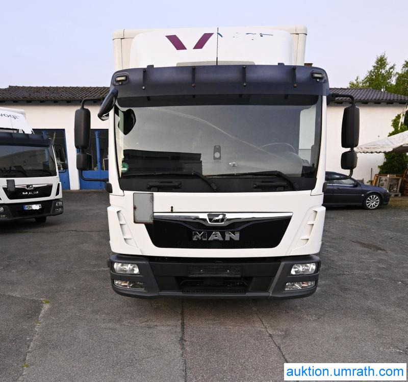MAN MAN TGL 12.250 4x2 L/BL Koffer Ladebordwand Klimaautomatik NAVI Luftfederung Automatikgetriebe EURO 6 - Camión caja cerrada: foto 3 MAN MAN TGL 12.250 4x2 L/BL Koffer Ladebordwand Klimaautomatik NAVI Luftfederung Automatikgetriebe EURO 6 - Camión caja cerrada: foto 3