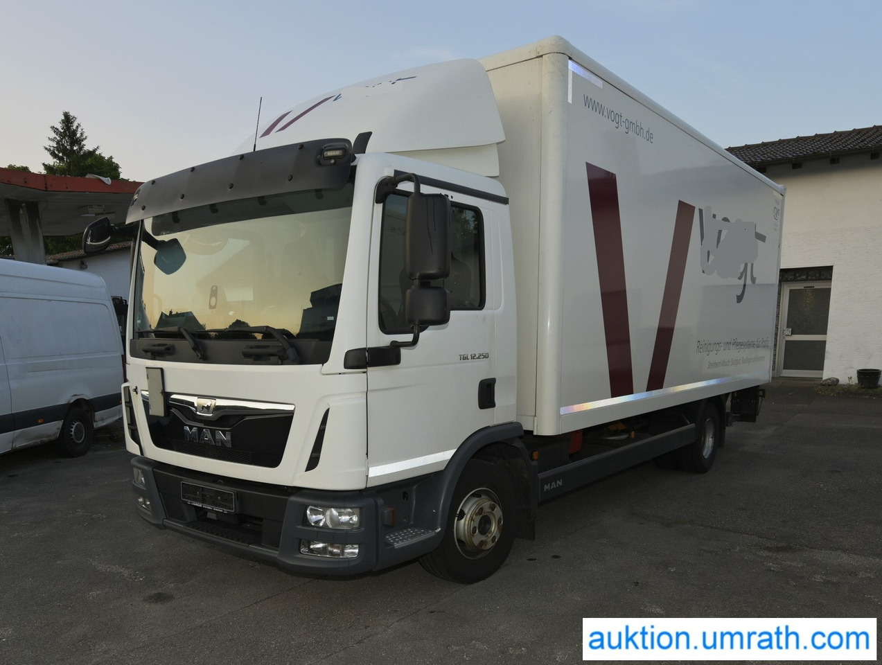 MAN TGL 12.250 4x2 L/BL Koffer Ladebordwand Klimaautomatik NAVI Luftfederung Automatikgetriebe EURO 6 - Camión caja cerrada: foto 1 MAN TGL 12.250 4x2 L/BL Koffer Ladebordwand Klimaautomatik NAVI Luftfederung Automatikgetriebe EURO 6 - Camión caja cerrada: foto 1