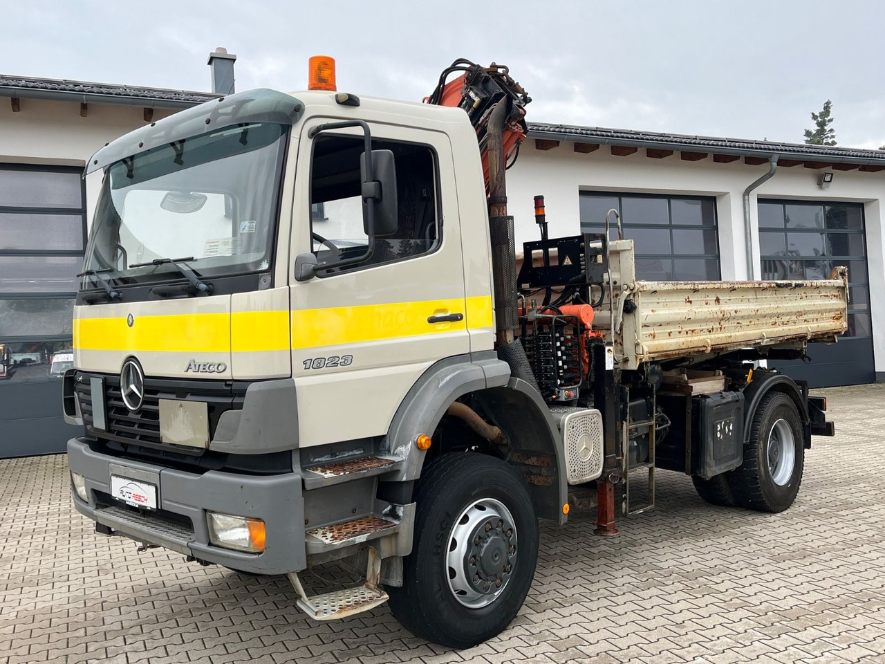 Mercedes-Benz Atego 1823 4x4 Kipper mit Kran Atlas 125.2 Funk - Camión volquete, Camión grúa: foto 1 Mercedes-Benz Atego 1823 4x4 Kipper mit Kran Atlas 125.2 Funk - Camión volquete, Camión grúa: foto 1