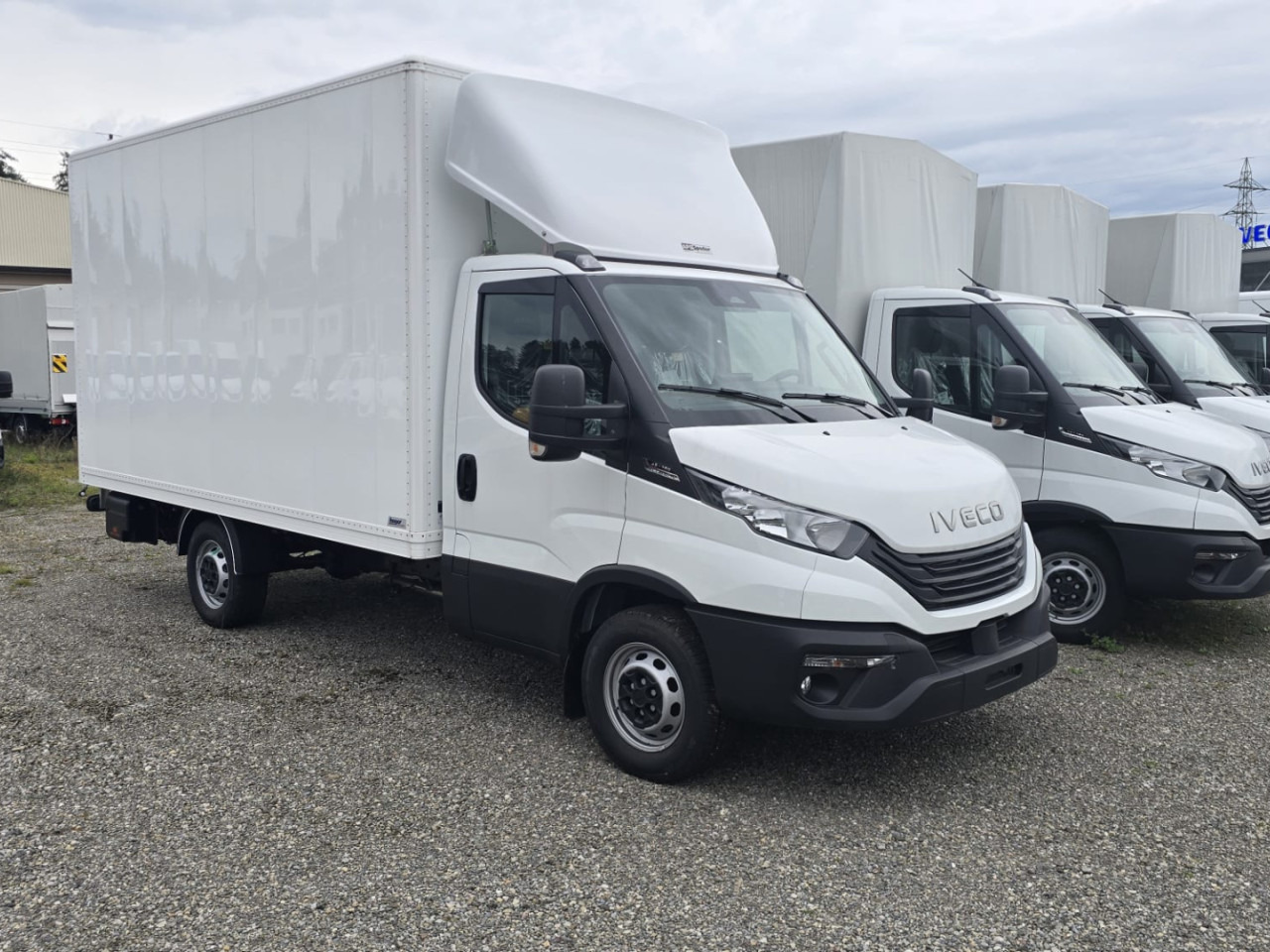 IVECO DAILY 35S18HA8 Koffer/Ladebordwand - Camión chasis: foto 1 IVECO DAILY 35S18HA8 Koffer/Ladebordwand - Camión chasis: foto 1