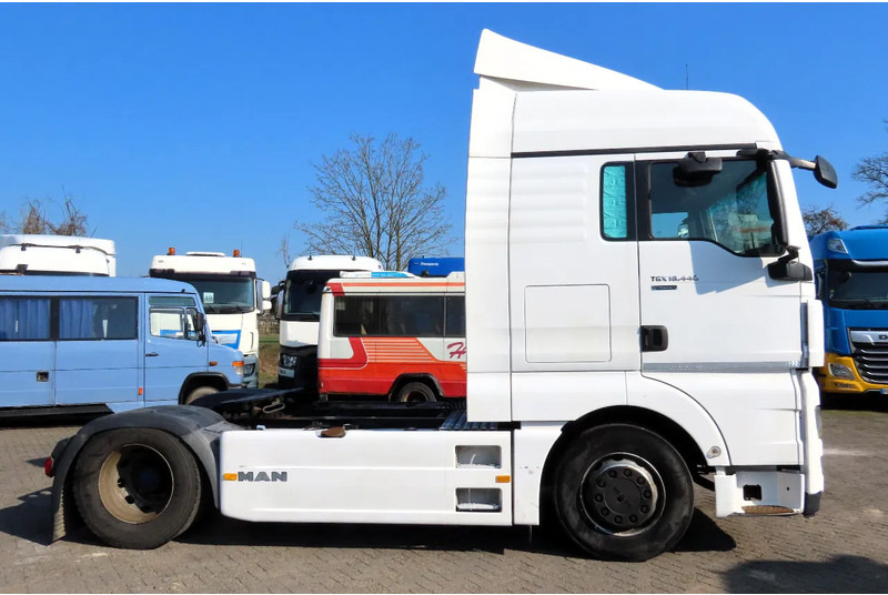 MAN TGX 14.440 RETARDER, FRIGO, 2 beds - Cabeza tractora: foto 4 MAN TGX 14.440 RETARDER, FRIGO, 2 beds - Cabeza tractora: foto 4