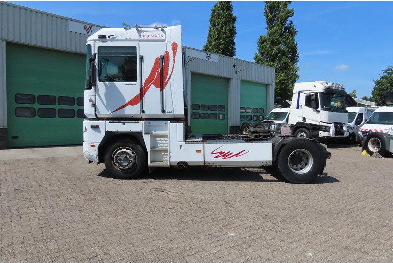 Renault Magnum 440 Mack! Manual gearbox. Royal truck - Cabeza tractora: foto 4 Renault Magnum 440 Mack! Manual gearbox. Royal truck - Cabeza tractora: foto 4