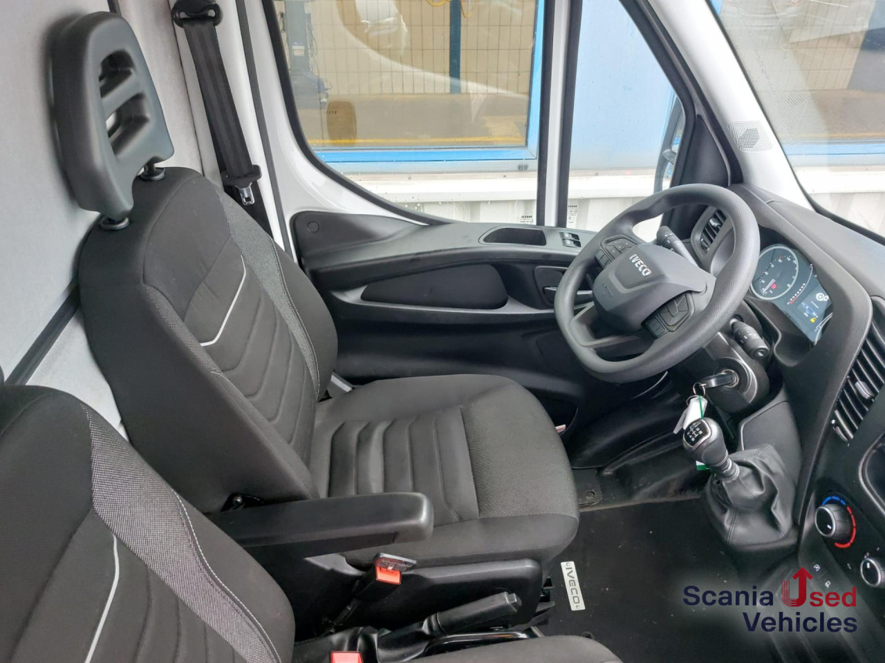 IVECO 35 C 16 Koffer Ladebordwand - Furgoneta caja cerrada: foto 2 IVECO 35 C 16 Koffer Ladebordwand - Furgoneta caja cerrada: foto 2