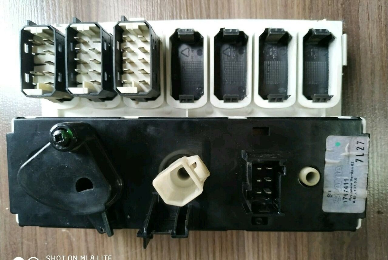 Scania HEATER CONTROLS, HEATER CONTROL PANEL - Salpicadero para Camión: foto 2 Scania HEATER CONTROLS, HEATER CONTROL PANEL - Salpicadero para Camión: foto 2