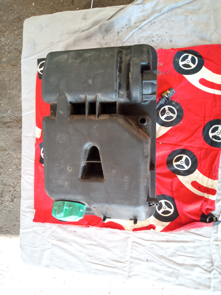 DAF XF106 - Depósito de expansión: foto 4 DAF XF106 - Depósito de expansión: foto 4