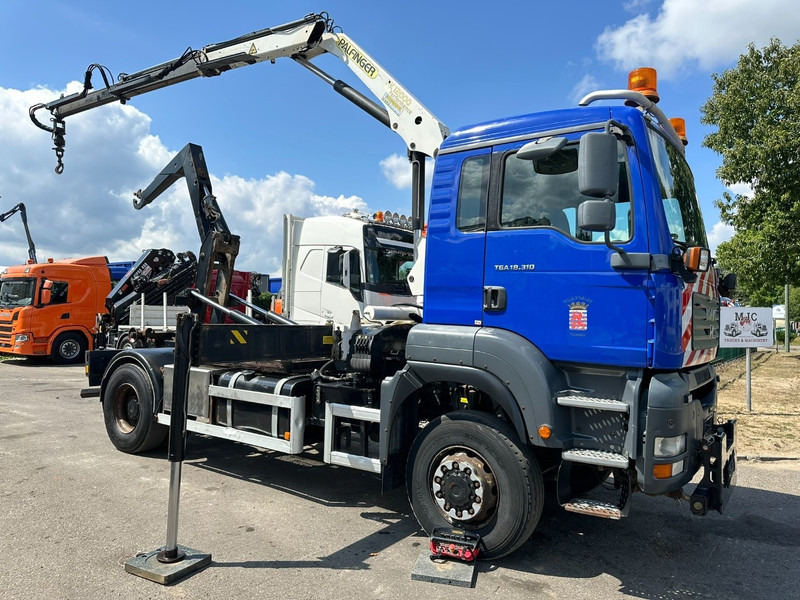 MAN TGA 18.310 4x4 HOOKLIFT + CRANE PALFINGER PK12000 - RADIO - ROTATOR - STEEL SPRING / HUB REDUCTION - MANUAL ZF - BE TRUCK - Camión multibasculante, Camión grúa: foto 1 MAN TGA 18.310 4x4 HOOKLIFT + CRANE PALFINGER PK12000 - RADIO - ROTATOR - STEEL SPRING / HUB REDUCTION - MANUAL ZF - BE TRUCK - Camión multibasculante, Camión grúa: foto 1
