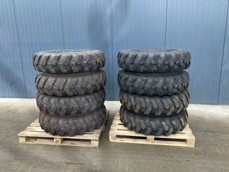 Apollo 1000 x 20 Set / 10.00 x 20: 4x2 Tyres - Neumáticos y llantas para Maquinaria de construcción: foto 1 Apollo 1000 x 20 Set / 10.00 x 20: 4x2 Tyres - Neumáticos y llantas para Maquinaria de construcción: foto 1
