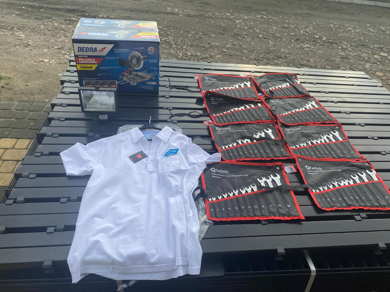 Norton, Dedra ukośnica, zestaw kluczy, lampa z czujnikiem, koszulka Polo - Otros maquinaria: foto 1 Norton, Dedra ukośnica, zestaw kluczy, lampa z czujnikiem, koszulka Polo - Otros maquinaria: foto 1