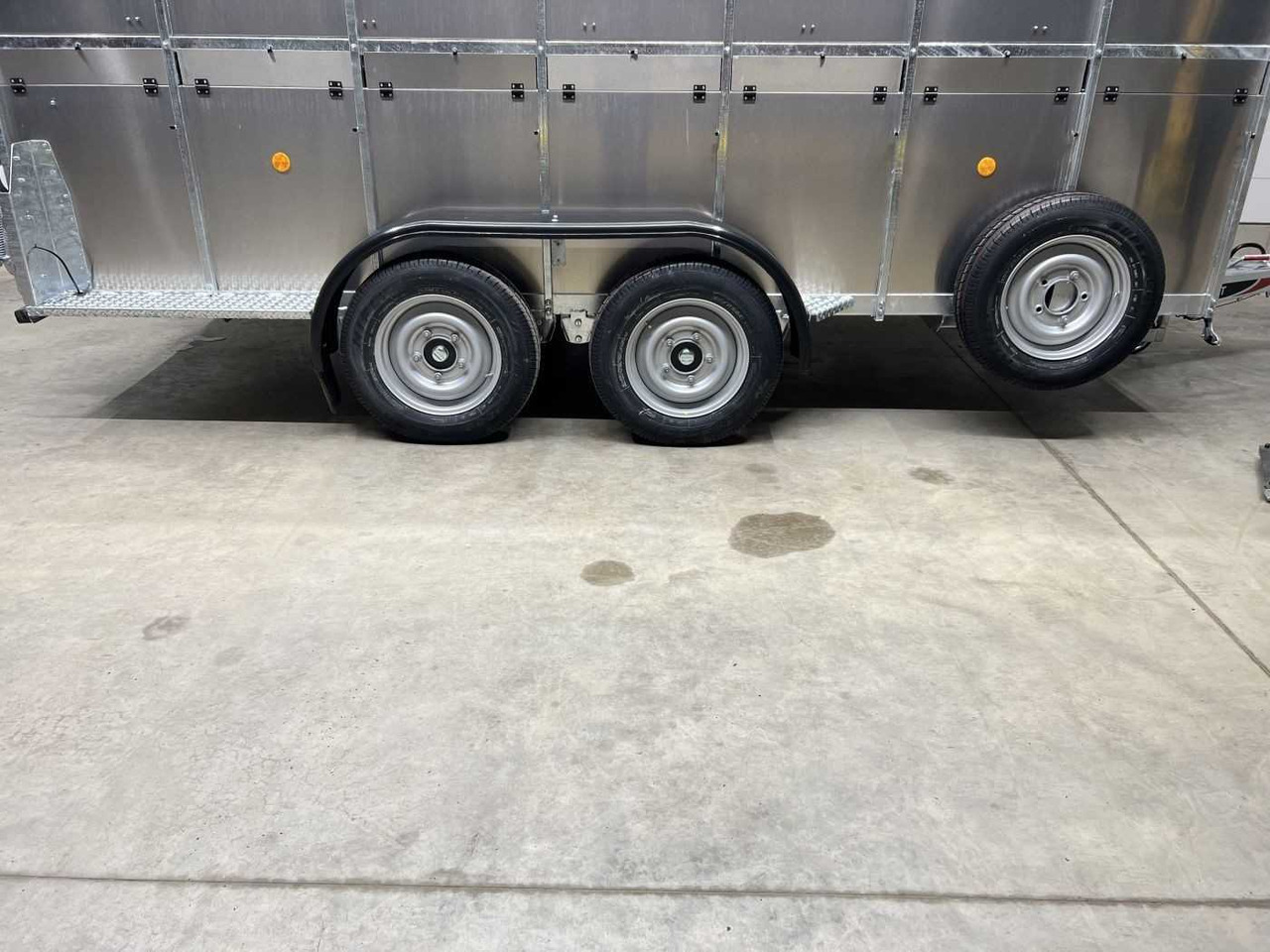 Remolque transporte de ganado nuevo NUGENT L4318H-H-SD Viehanhänger: foto 20