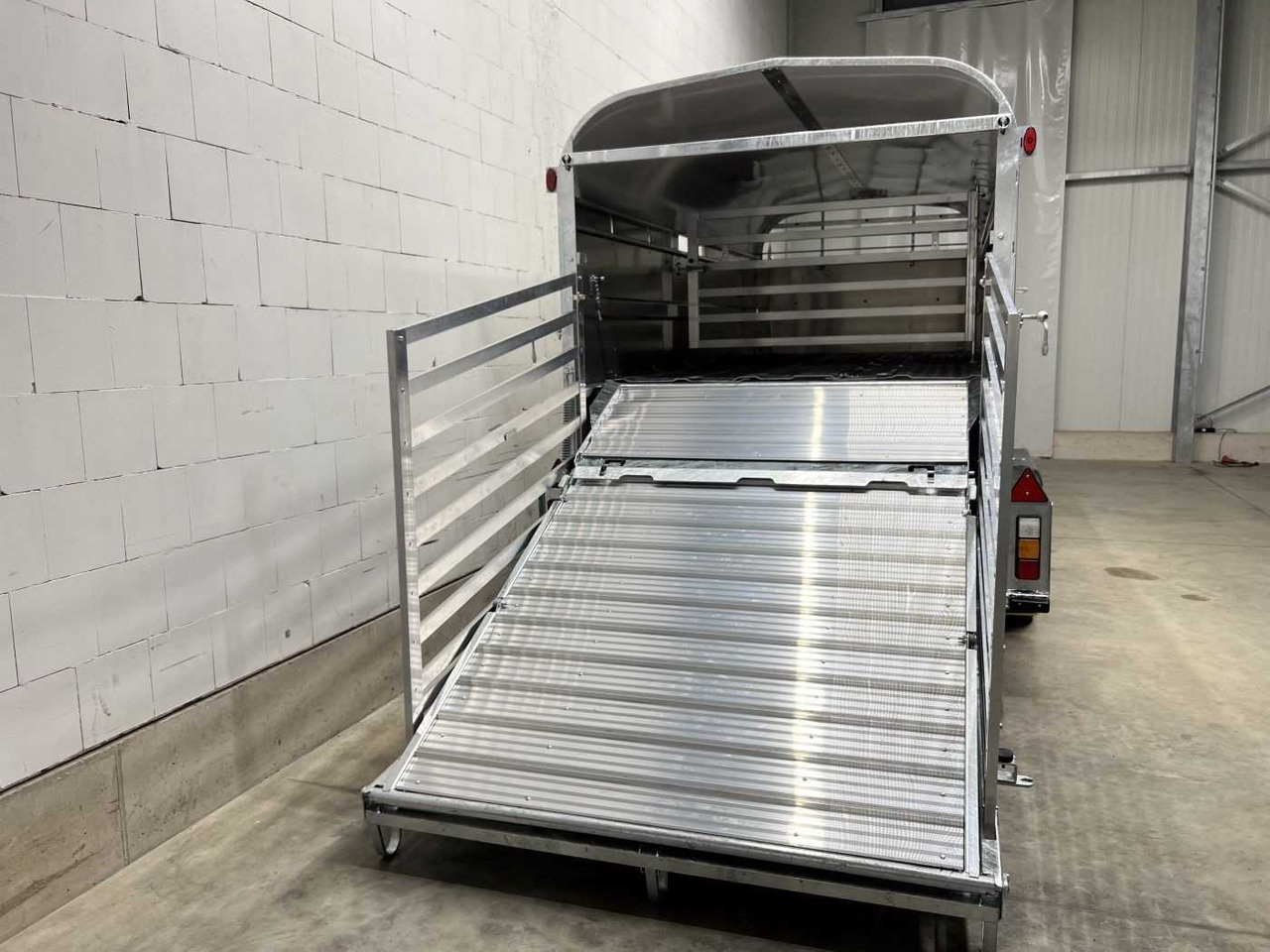 Remolque transporte de ganado nuevo NUGENT L4318H-H-SD Viehanhänger: foto 7