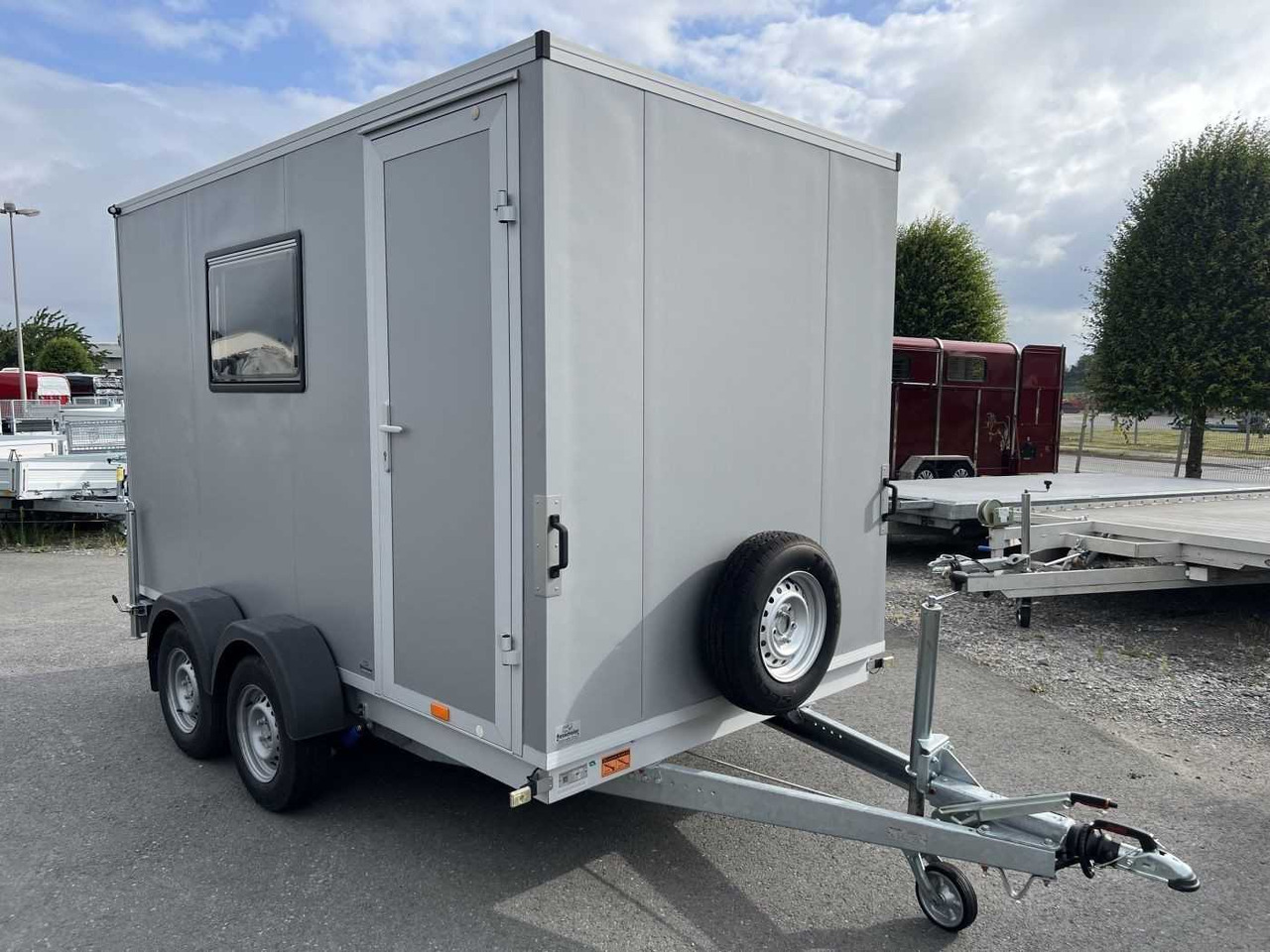 VEZEKO TK C 27.35 Rampe, Tür, Fenster Kofferanhänger - Remolque caja cerrada: foto 2 VEZEKO TK C 27.35 Rampe, Tür, Fenster Kofferanhänger - Remolque caja cerrada: foto 2