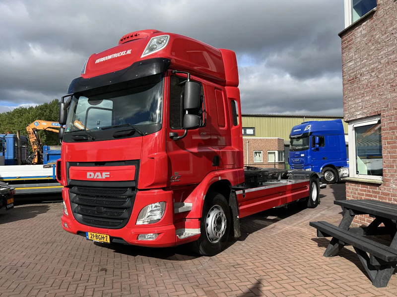 DAF CF 290 4X2 EURO6 SPACECAB RENOVA / VANGMUIL / LAADKLEP / TOP STAAT - Camión portacontenedore/ Intercambiable: foto 2 DAF CF 290 4X2 EURO6 SPACECAB RENOVA / VANGMUIL / LAADKLEP / TOP STAAT - Camión portacontenedore/ Intercambiable: foto 2