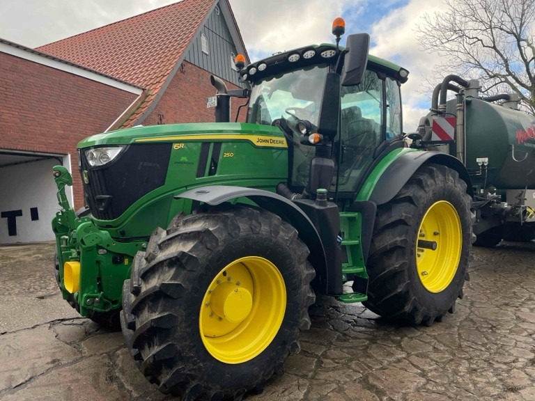 John Deere 6R 250 - Tractor: foto 1 John Deere 6R 250 - Tractor: foto 1