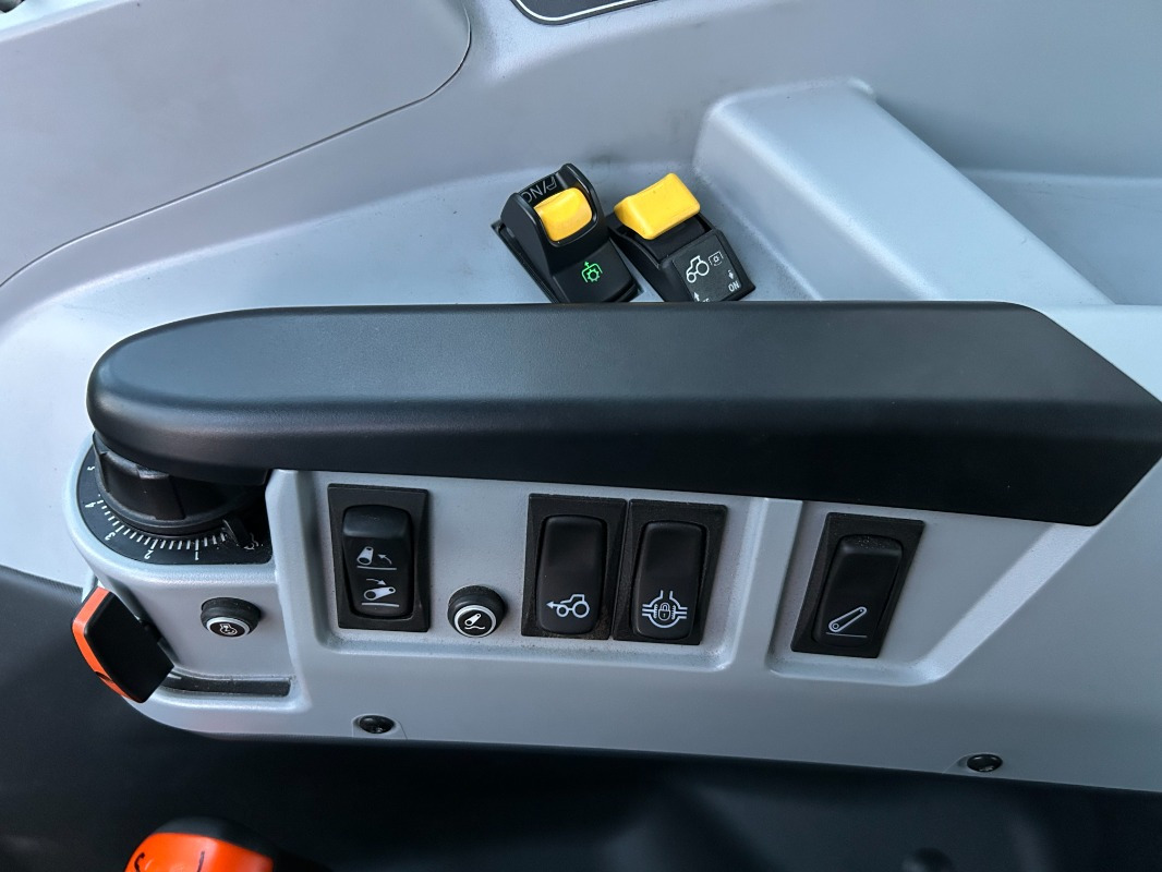 Tractor Valtra A85N: foto 13