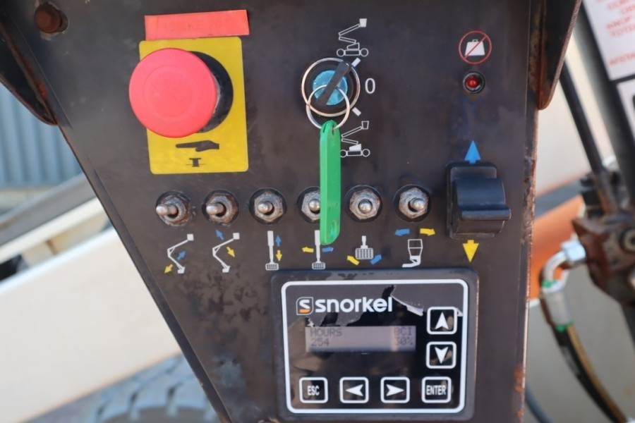 Snorkel A38E Valid Inspection, Electric, 13.5m Working Hei - Plataforma articulada: foto 4 Snorkel A38E Valid Inspection, Electric, 13.5m Working Hei - Plataforma articulada: foto 4
