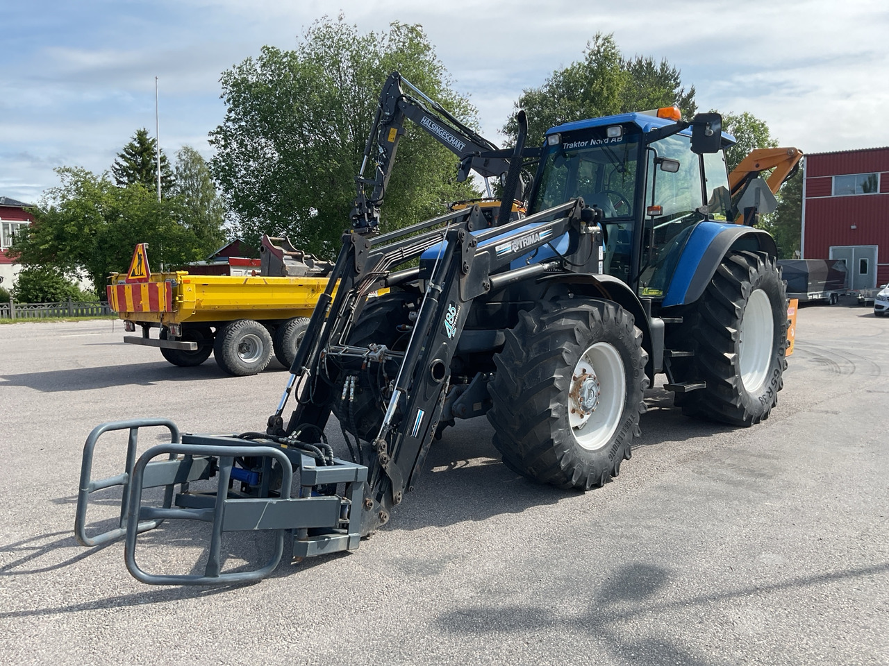 New Holland TM135 4WD - Tractor: foto 1 New Holland TM135 4WD - Tractor: foto 1