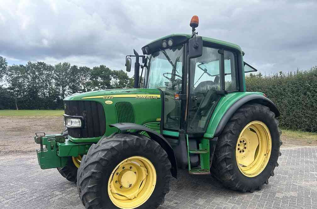John Deere 6220 premium - Tractor: foto 1 John Deere 6220 premium - Tractor: foto 1