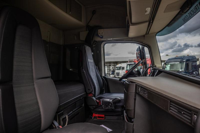 Foto del interior 1: Cabeza tractora Volvo FH 420