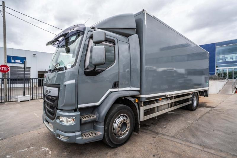 DAF LF 55.220(19 T-E6 )+DHOLLANDIA 2TON - Camión caja cerrada: foto 1 DAF LF 55.220(19 T-E6 )+DHOLLANDIA 2TON - Camión caja cerrada: foto 1