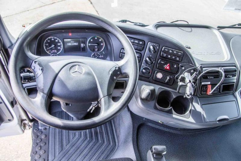 Foto del interior 1: Camión cisterna Mercedes ACTROS 2544-MP3+MAGYAR-INOX-18.200L+6COMP