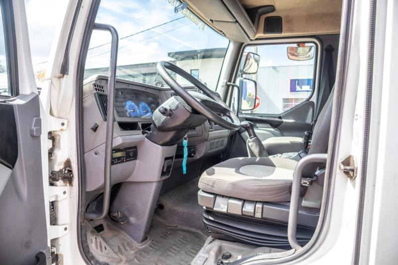 Foto del interior 1: Camión caja cerrada Renault MIDLUM 180 DCI