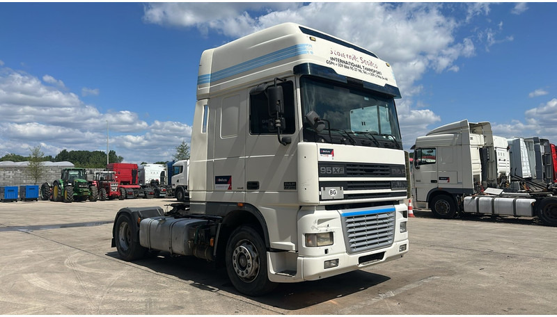 DAF 95 XF 380 (BOITE MANUELLE / EURO 3 / MANUAL GEARBOX / TRES BONNE ETAT) - Cabeza tractora: foto 3 DAF 95 XF 380 (BOITE MANUELLE / EURO 3 / MANUAL GEARBOX / TRES BONNE ETAT) - Cabeza tractora: foto 3