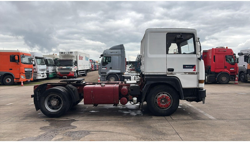 Renault R 385 Major (2 CULASSE / LAMES / GRAND PONT / STEEL SUSP. / MANUAL PUMP / POMPE MANUELLE) - Cabeza tractora: foto 3 Renault R 385 Major (2 CULASSE / LAMES / GRAND PONT / STEEL SUSP. / MANUAL PUMP / POMPE MANUELLE) - Cabeza tractora: foto 3